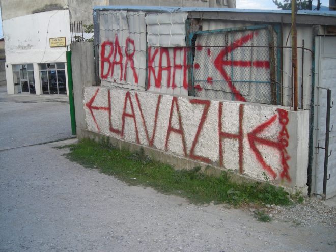 I kto powiedział, że reklama nie może cieszyć oka? "Lavazh" to po albańsku myjnia. Czyli najczęściej gumowy wąż podpięty do kranu.